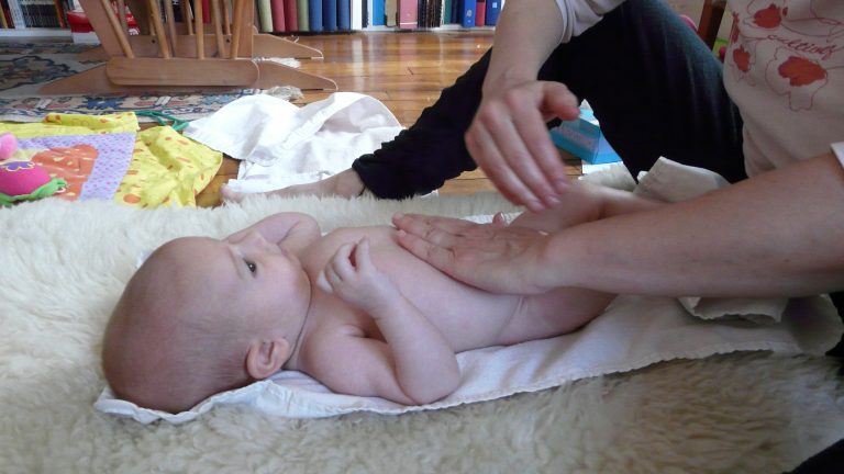 Massage bébé ventre